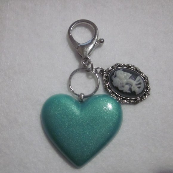 Green Heart Lady Skull Keychain - Picture 2 of 4